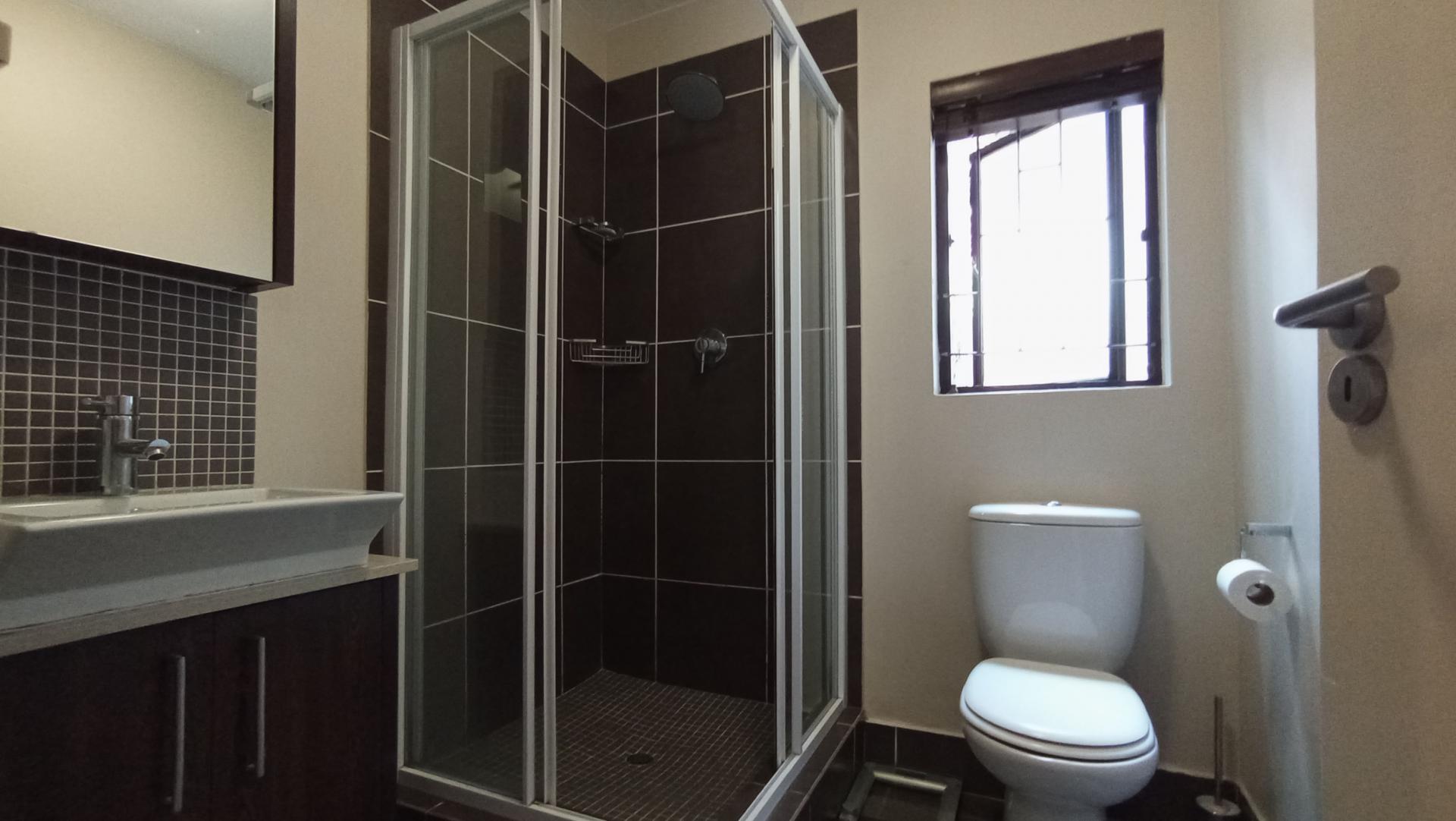 Bathroom 1 - 4 square meters of property in Witkoppen