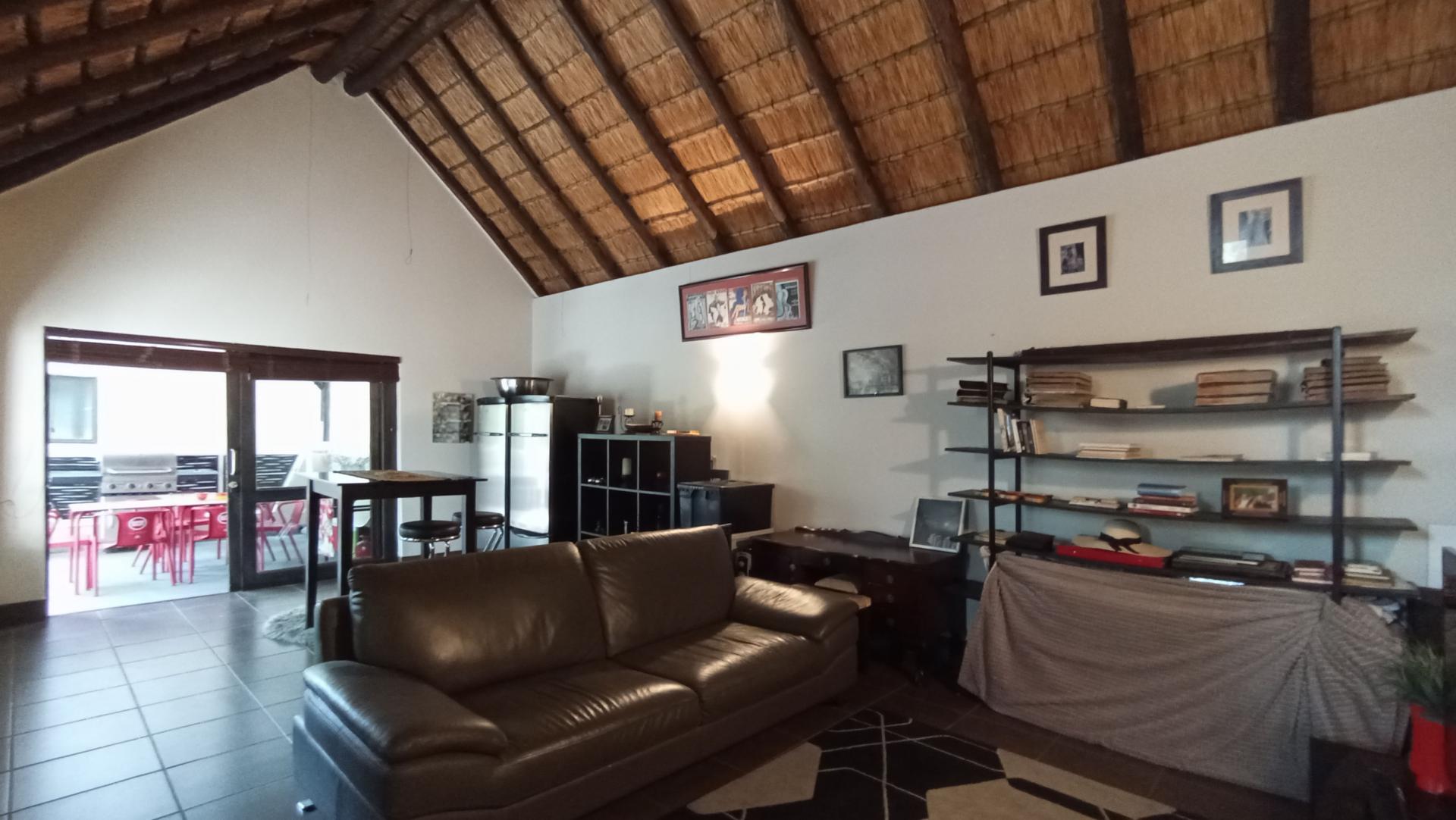 Lounges - 40 square meters of property in Witkoppen