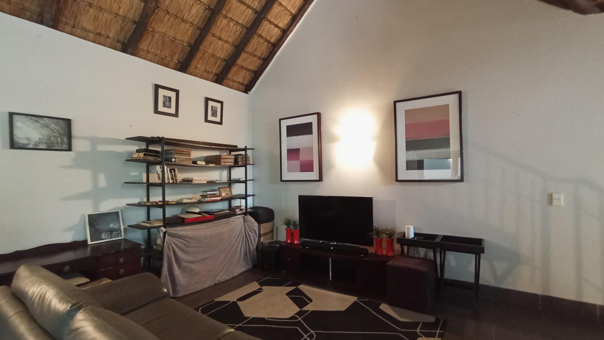 Lounges - 40 square meters of property in Witkoppen