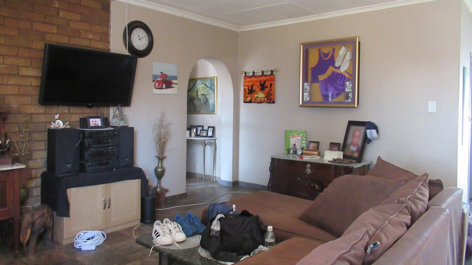Lounges - 26 square meters of property in Sasolburg