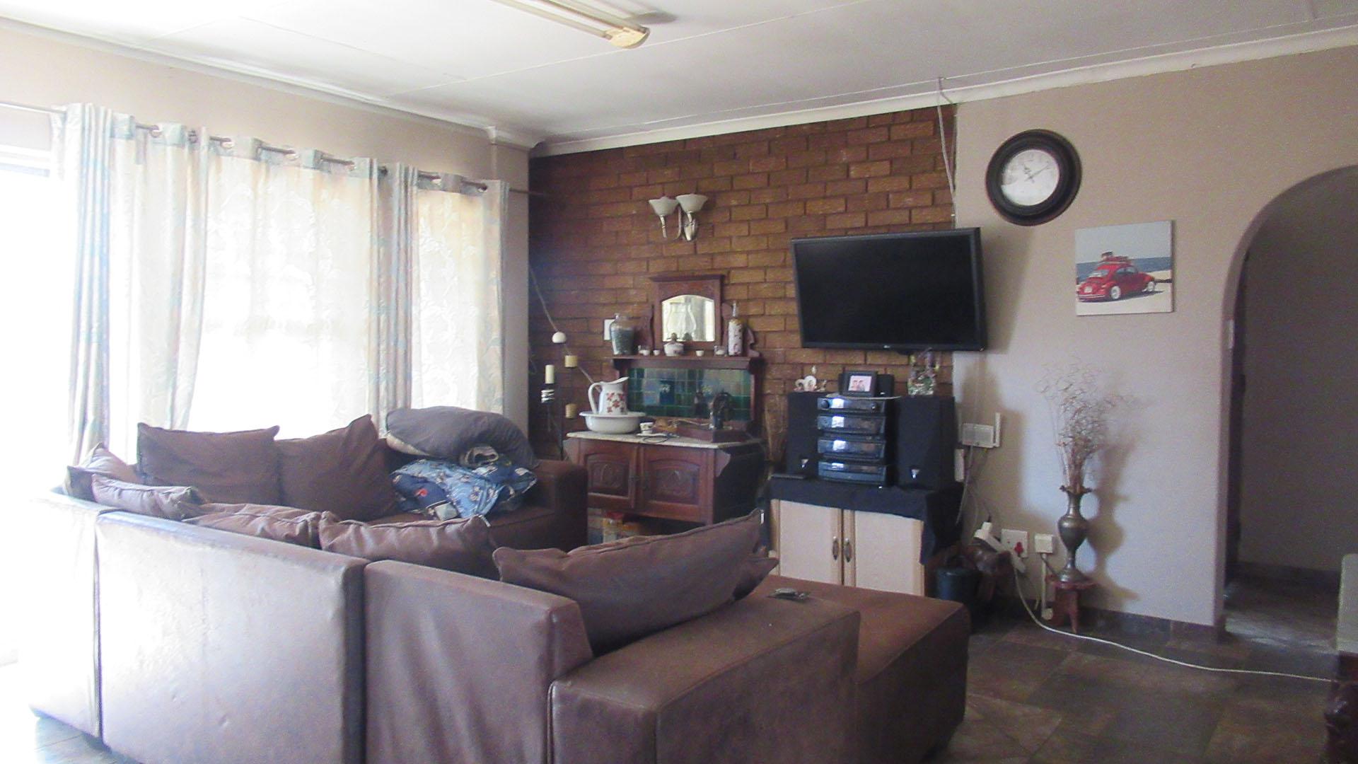 Lounges - 26 square meters of property in Sasolburg