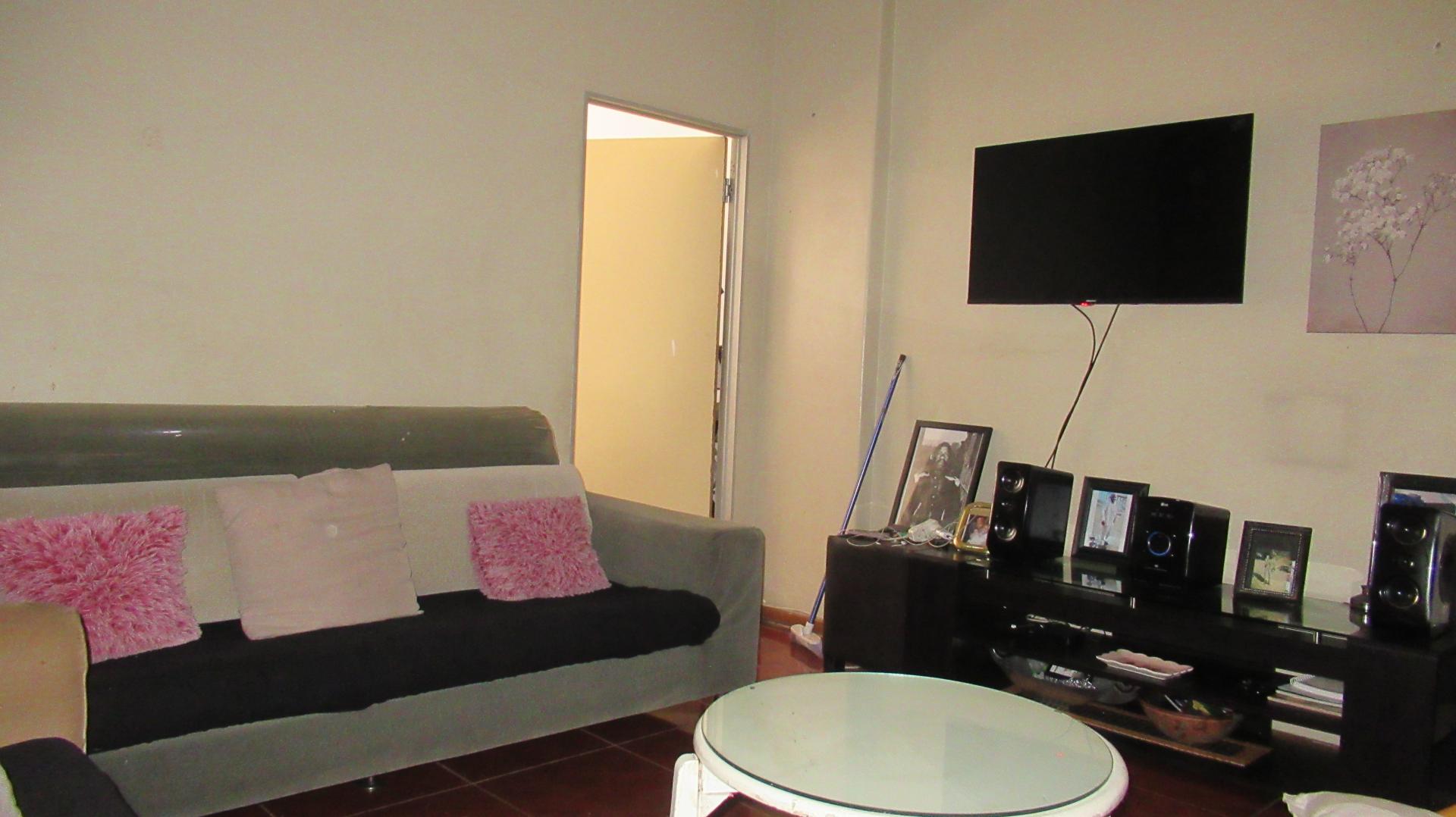 Lounges - 15 square meters of property in Berea - JHB