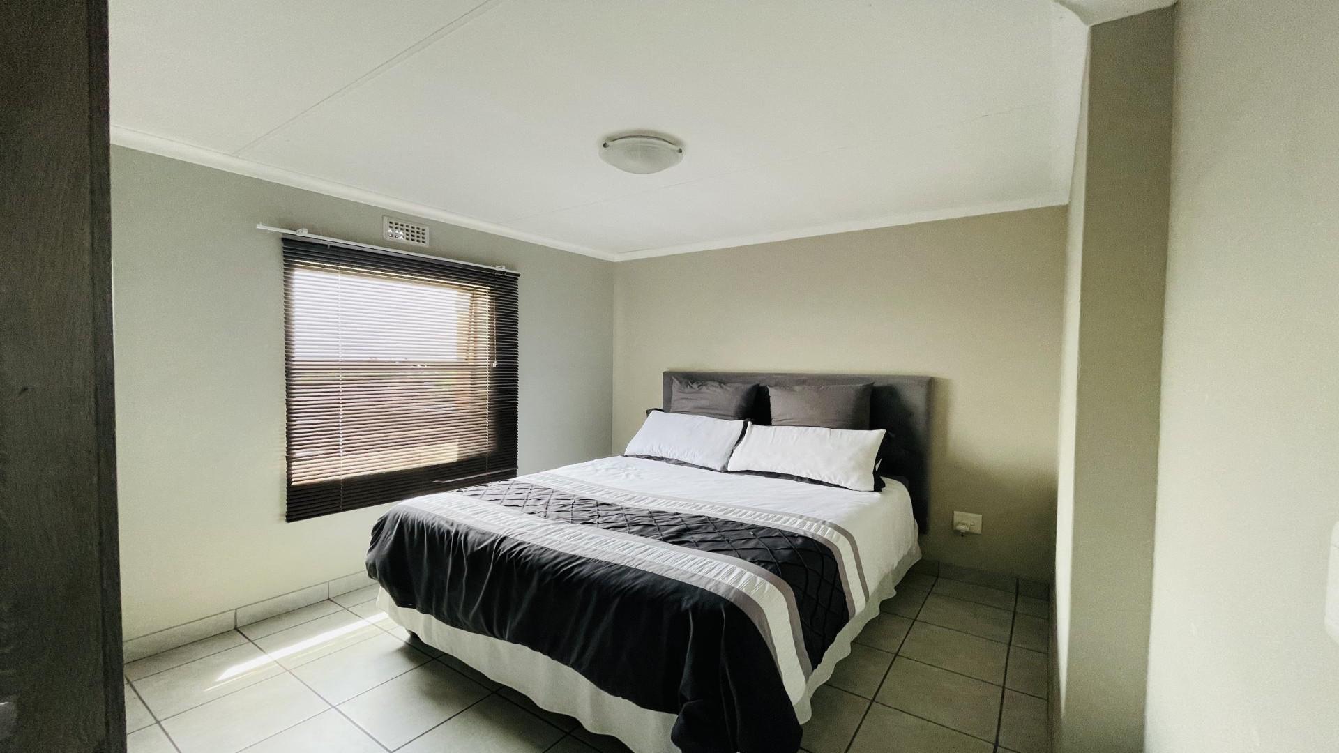 Bed Room 1 of property in Heuweloord