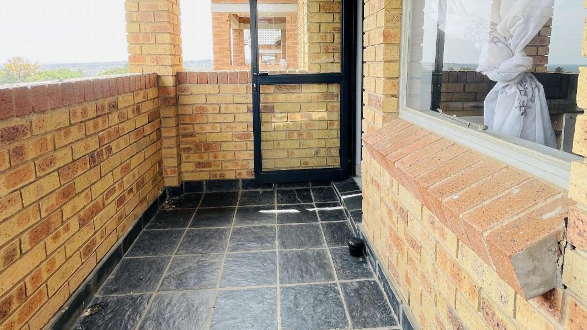 Balcony of property in Heuweloord