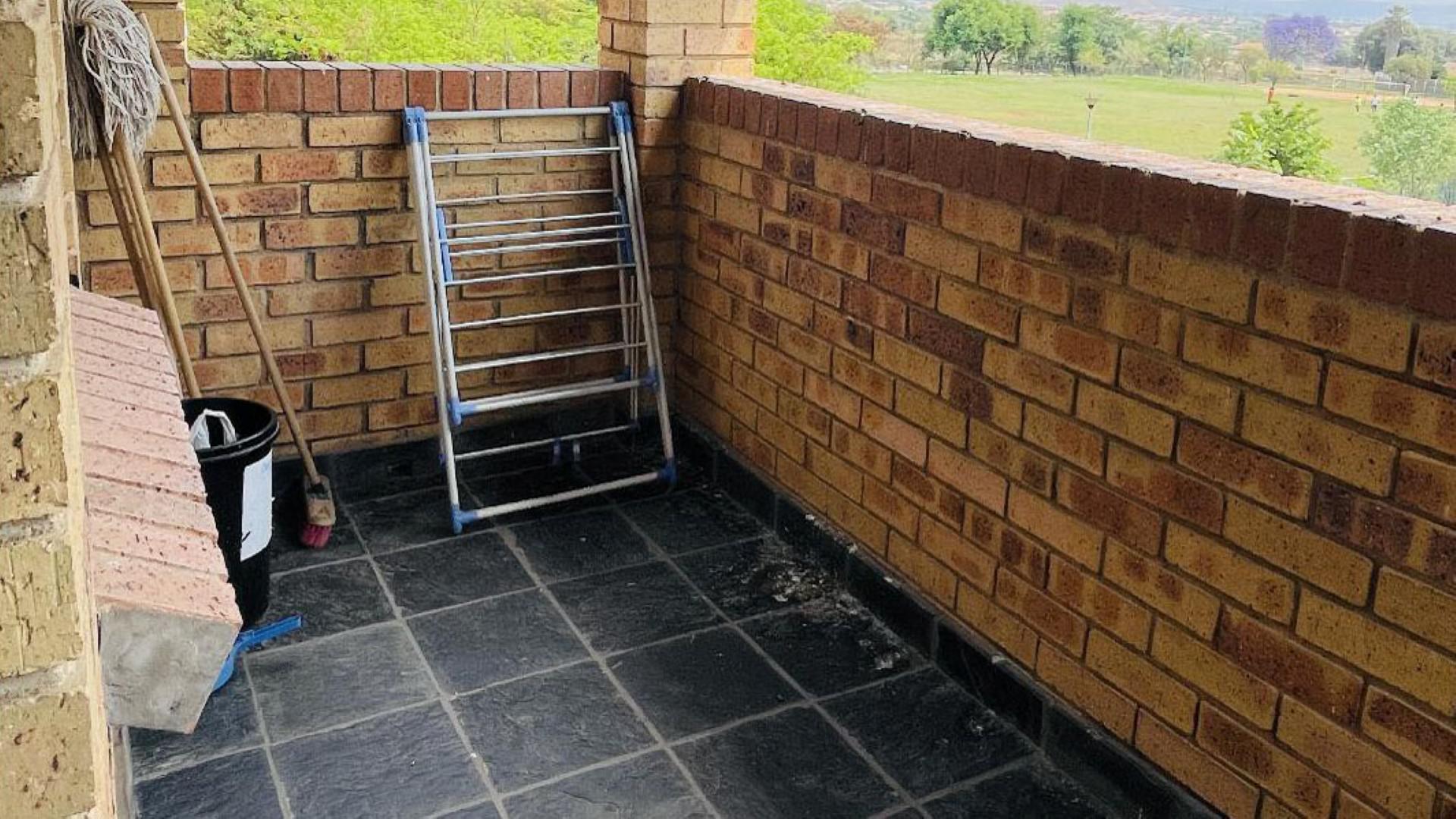 Balcony of property in Heuweloord