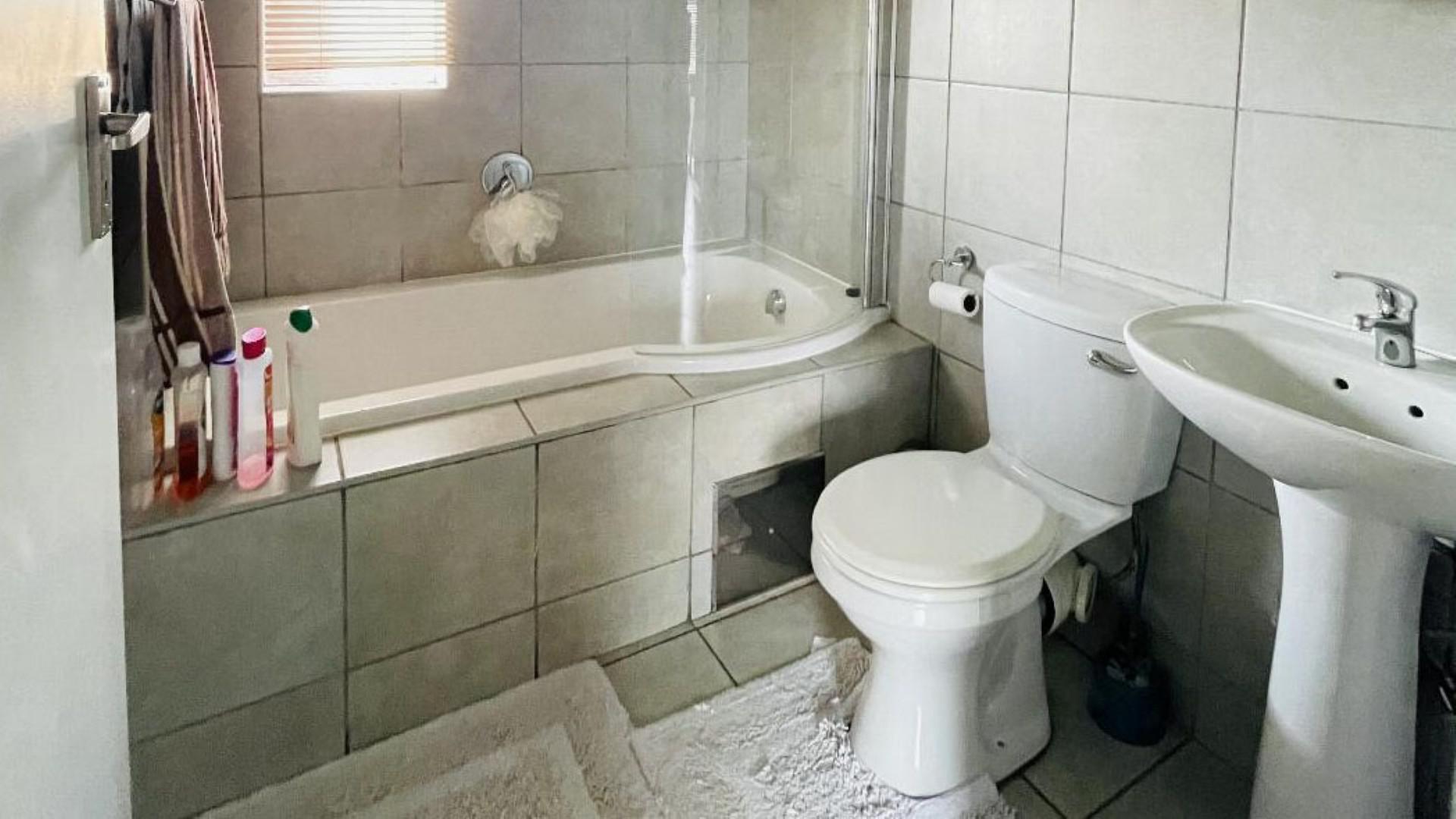 Bathroom 1 of property in Heuweloord