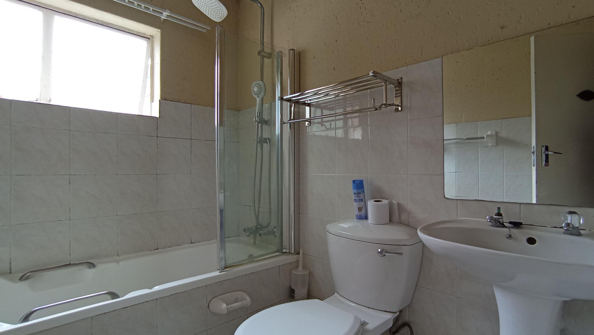 Bathroom 1 - 5 square meters of property in Ridgeway