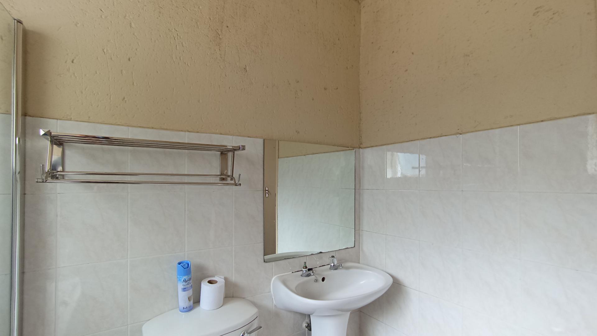 Bathroom 1 - 5 square meters of property in Ridgeway