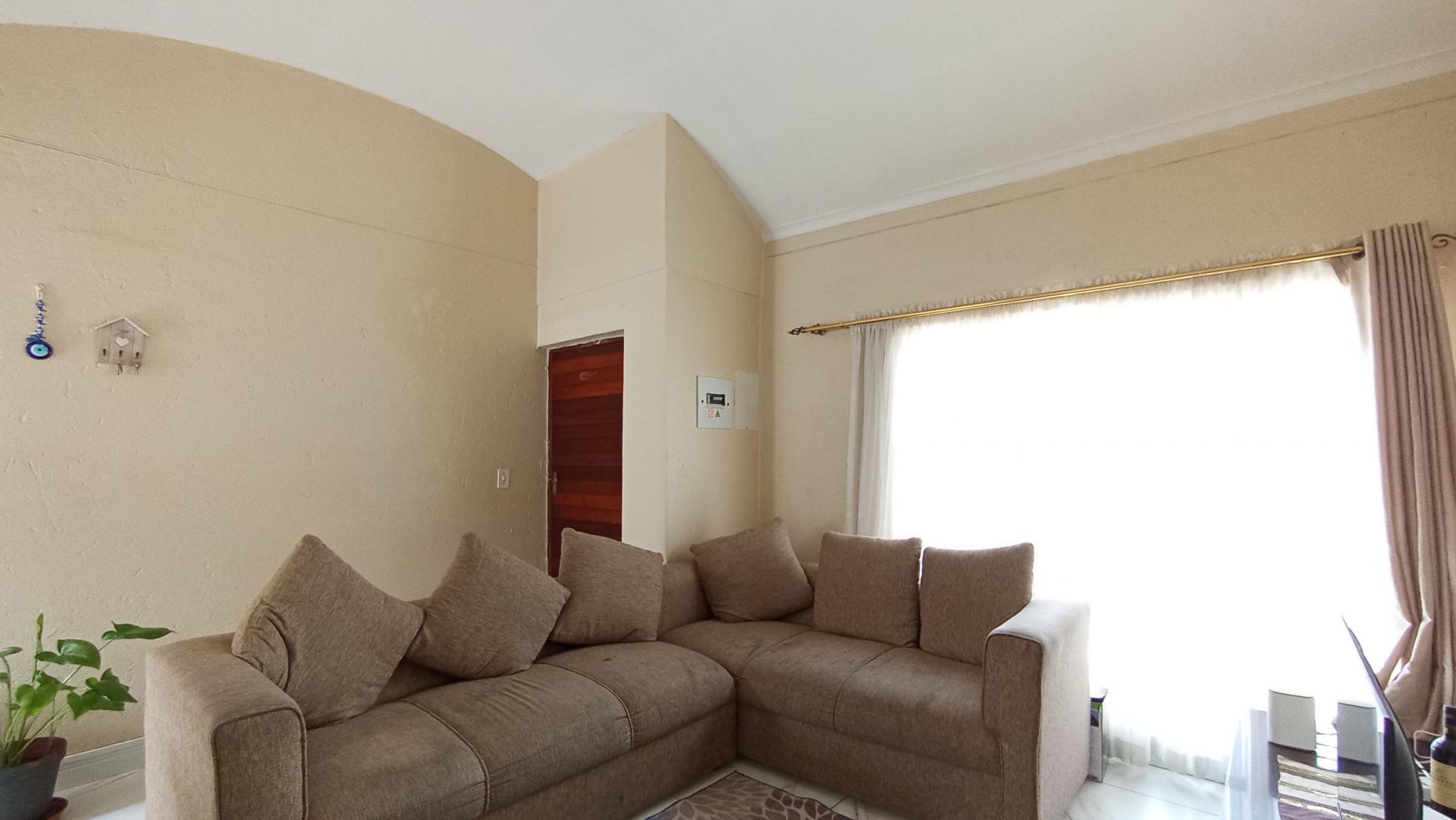 Lounges - 13 square meters of property in Ridgeway