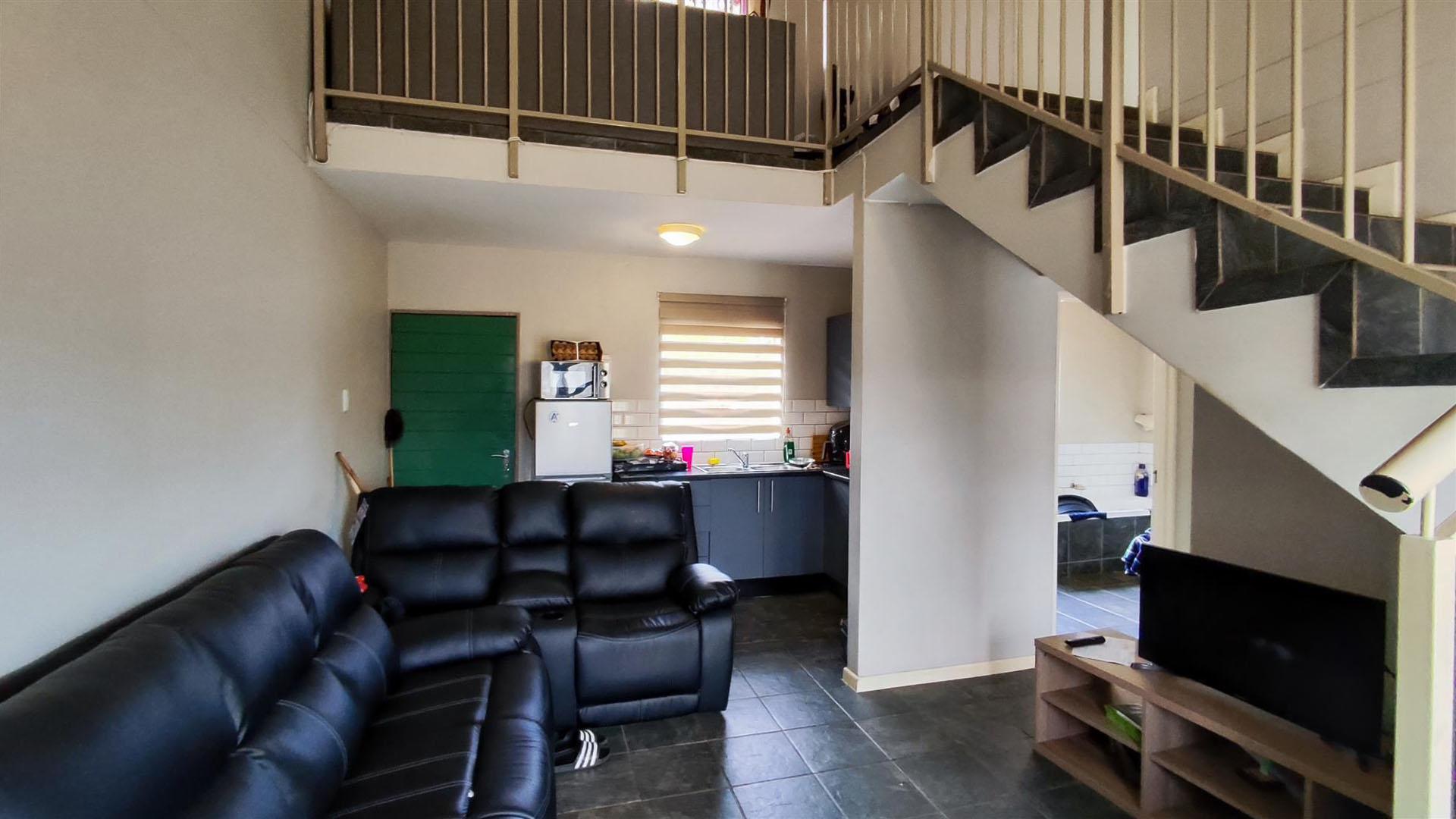 Lounges - 10 square meters of property in Selcourt