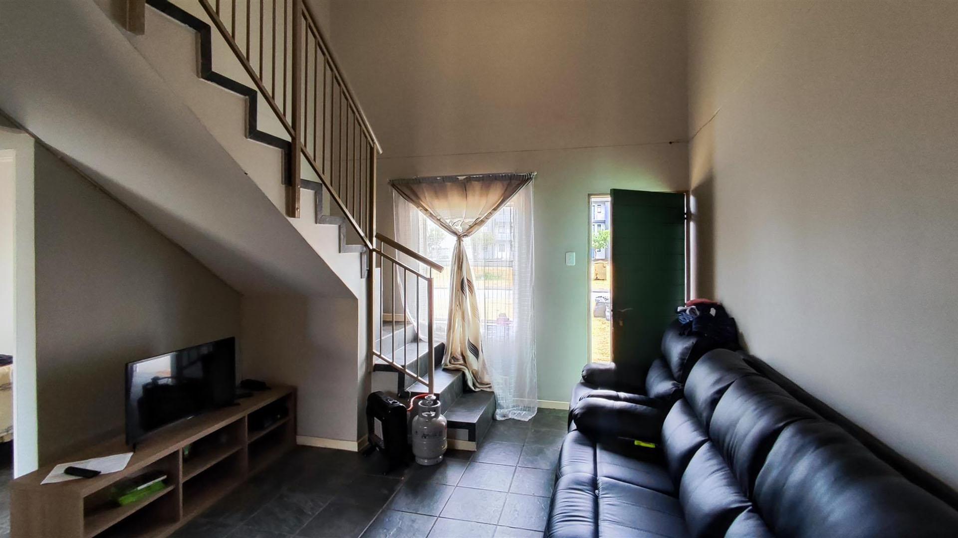 Lounges - 10 square meters of property in Selcourt