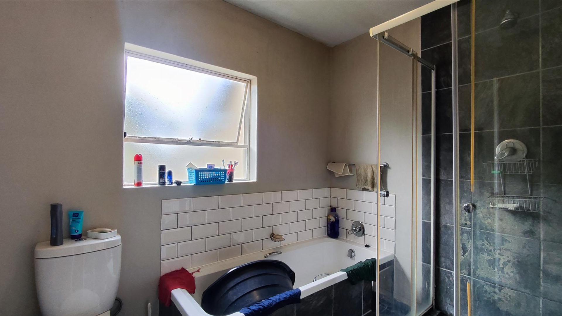 Bathroom 1 - 6 square meters of property in Selcourt