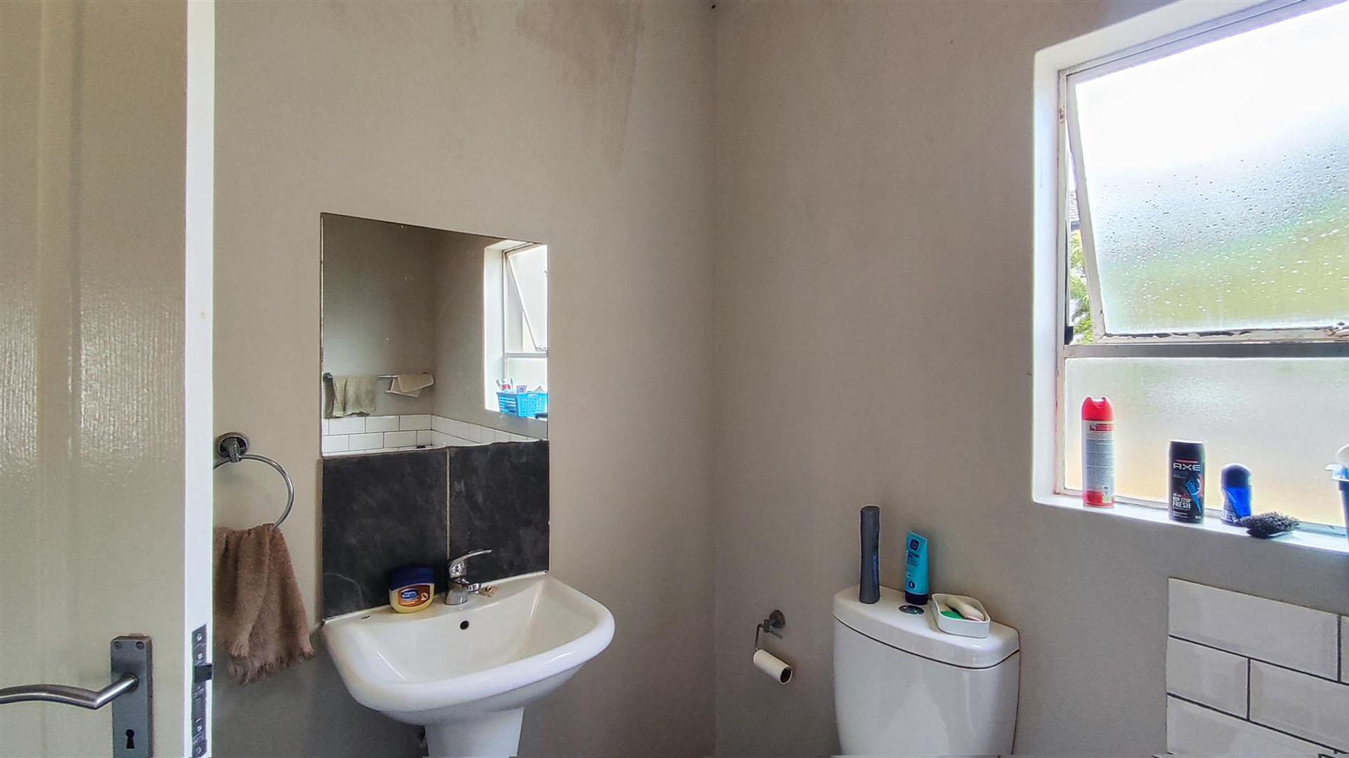 Bathroom 1 - 6 square meters of property in Selcourt