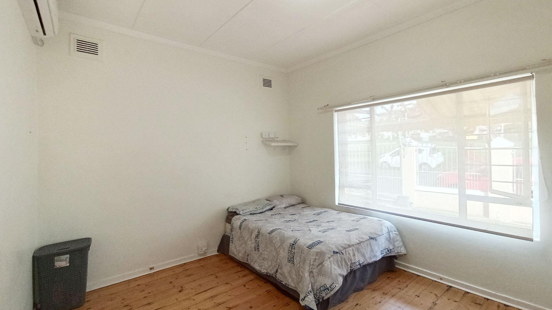 Bed Room 1 - 18 square meters of property in Glenwood - DBN