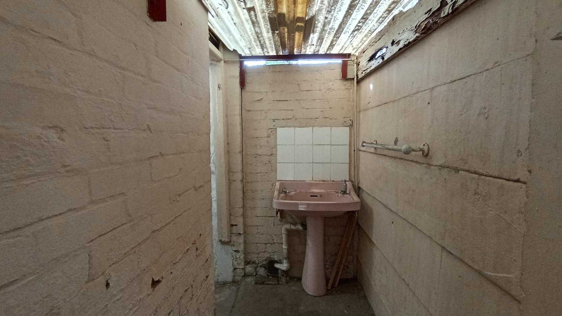 Main Bathroom of property in Glenwood - DBN