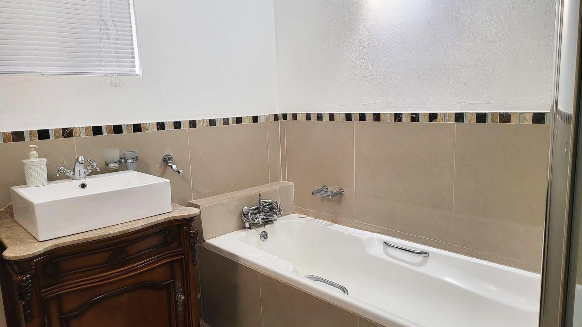 Bathroom 1 of property in Humewood 