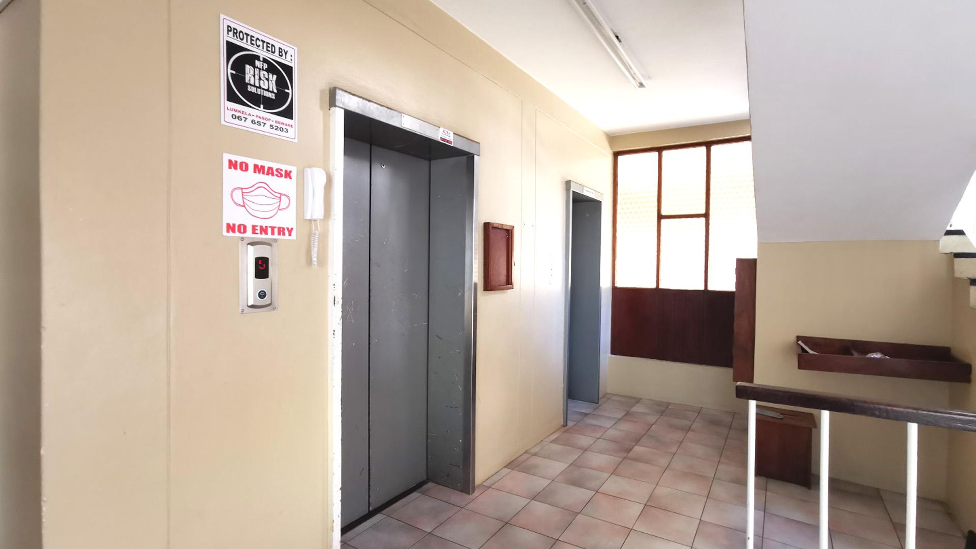 Foyer of property in Humewood 