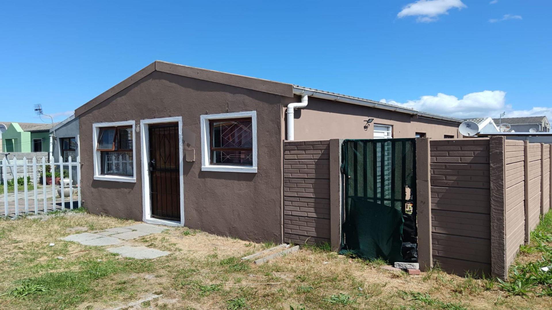 Front View of property in Phoenix (Milnerton)