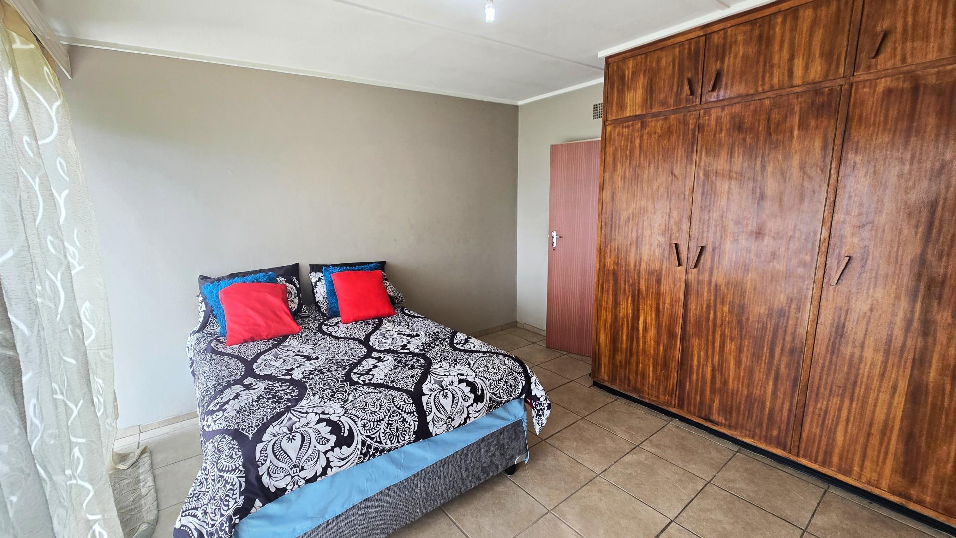 Bed Room 1 of property in Navalsig