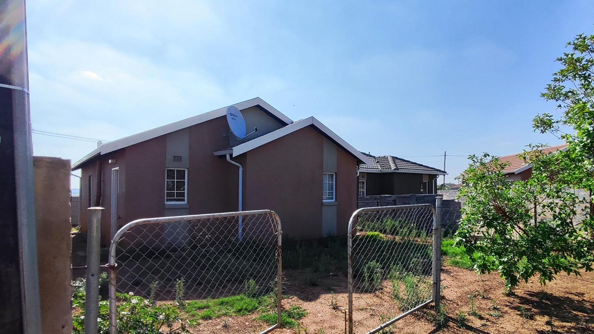 Front View of property in Savanna City