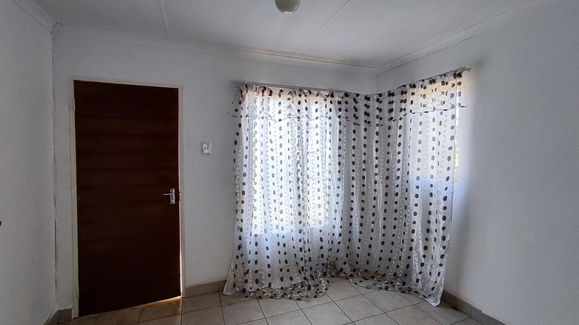 Lounges - 14 square meters of property in Savanna City