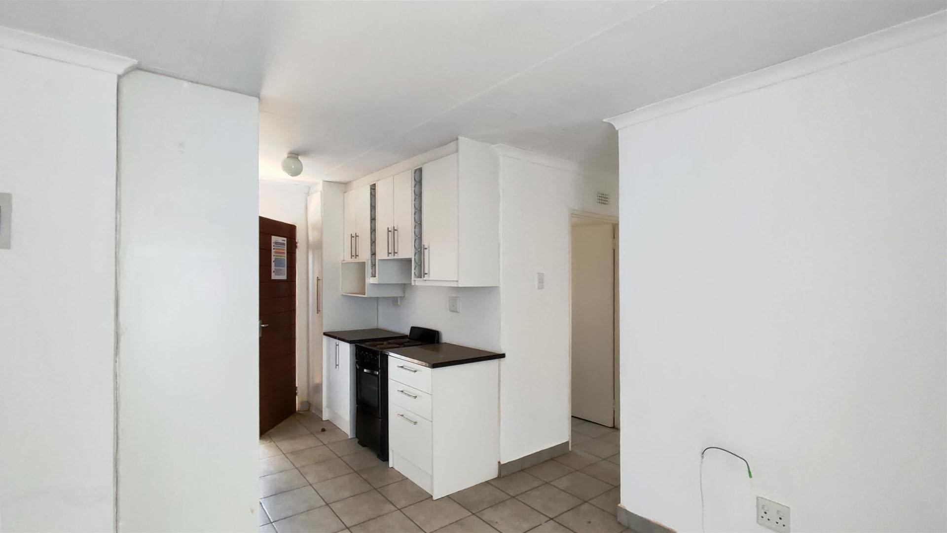 Lounges - 14 square meters of property in Savanna City