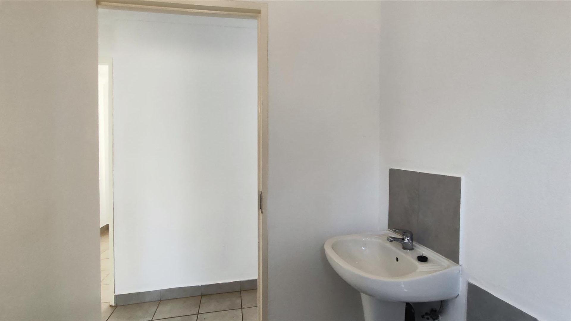 Bathroom 1 - 5 square meters of property in Savanna City