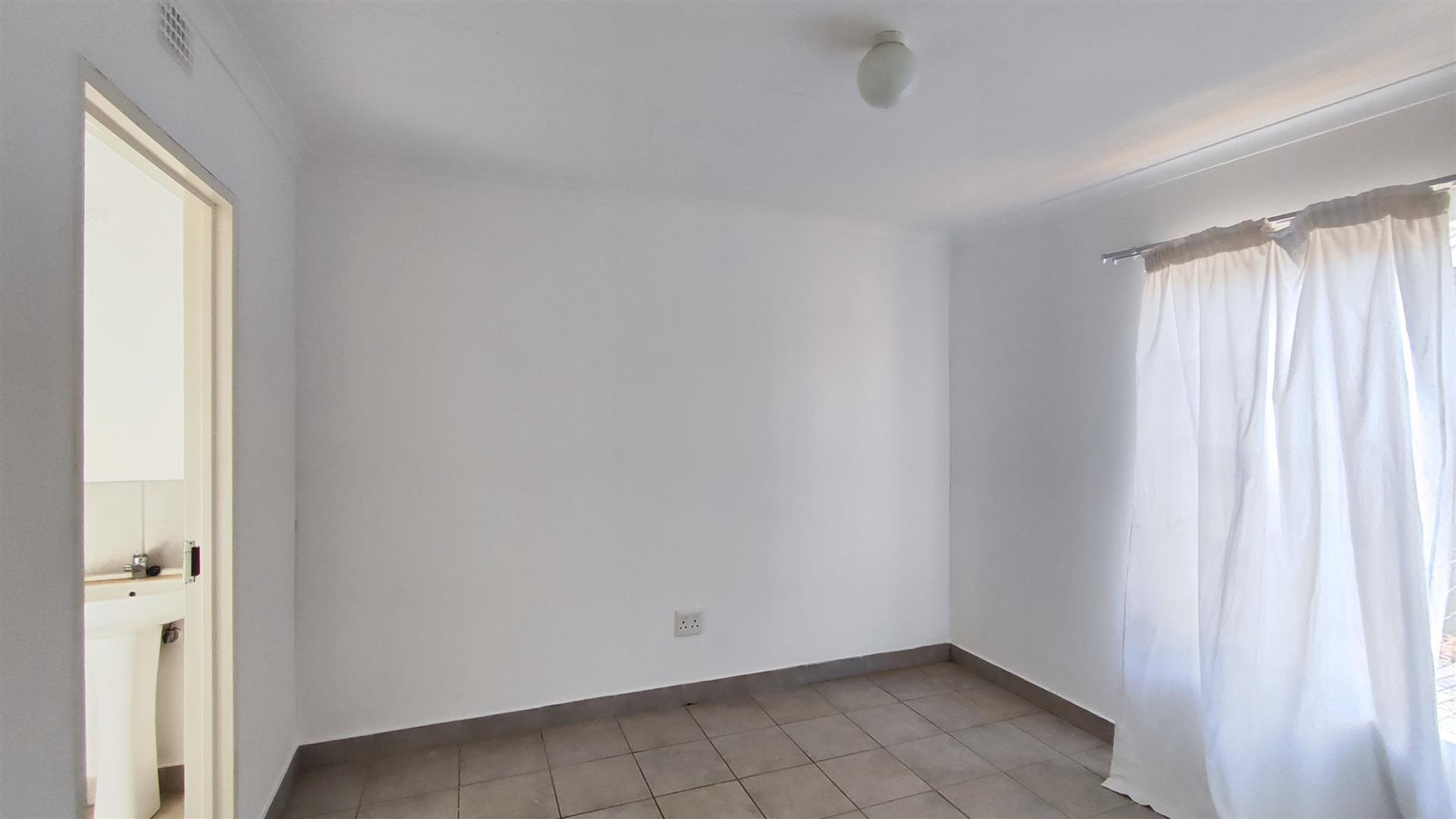 Main Bedroom - 13 square meters of property in Savanna City