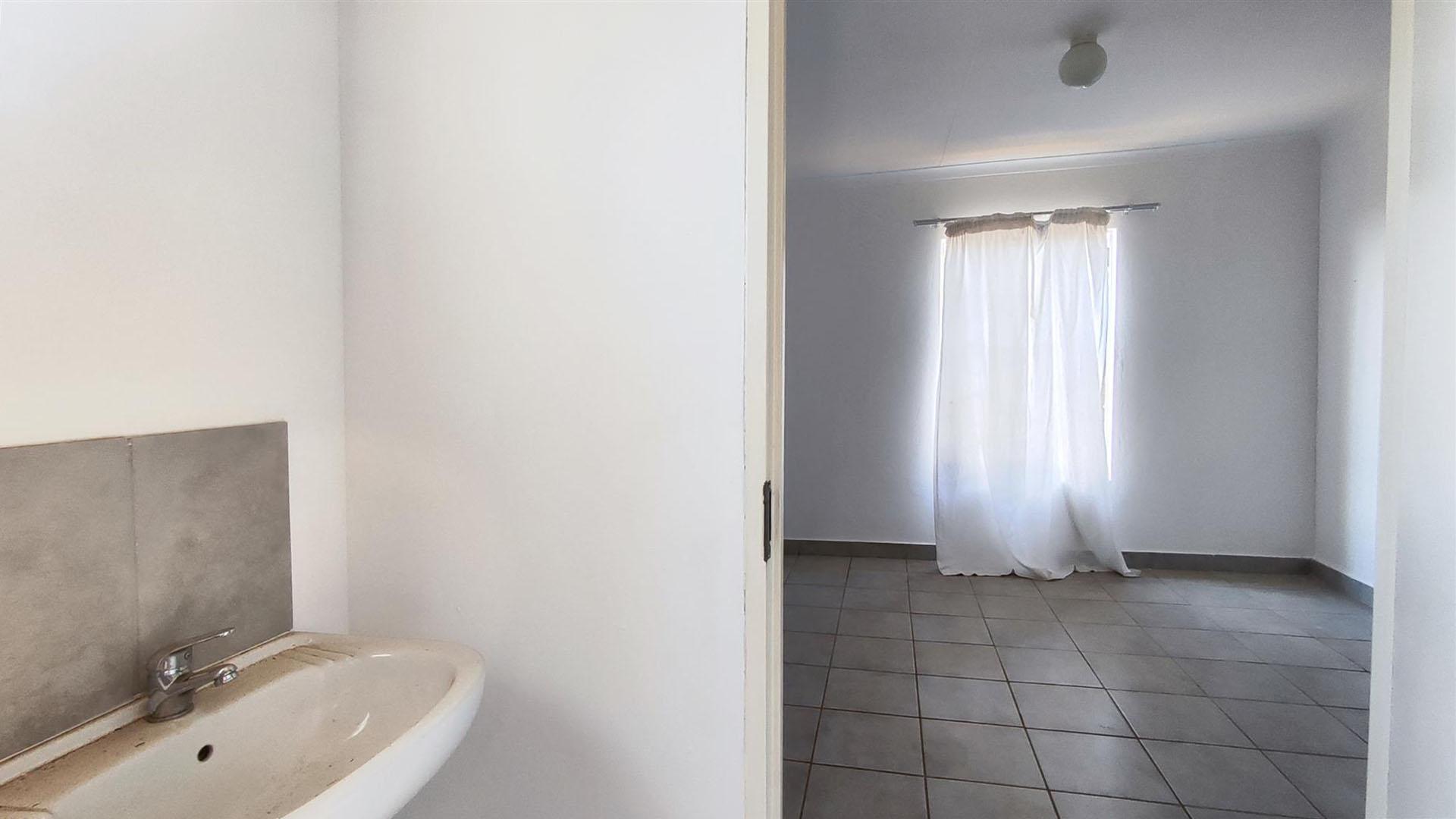 Main Bathroom - 5 square meters of property in Savanna City