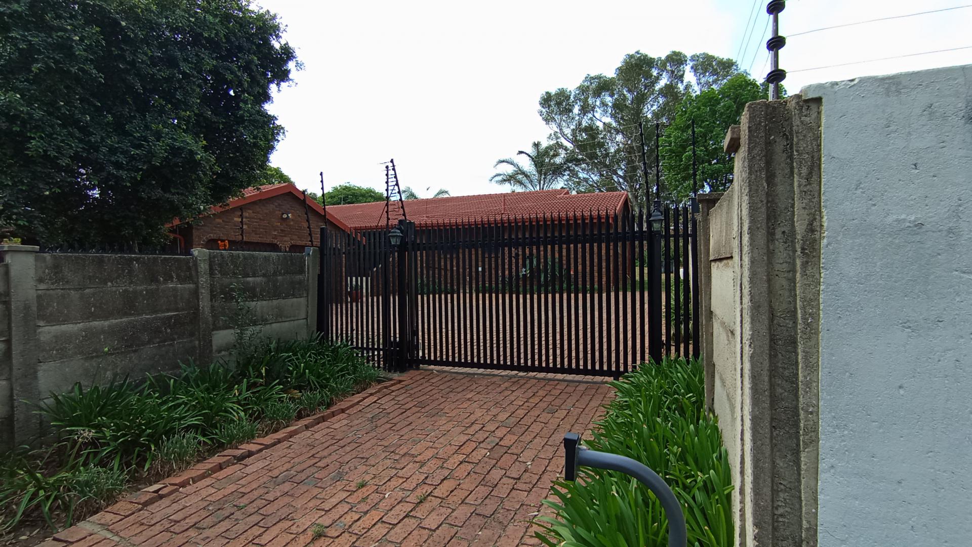 Front View of property in Sunninghill