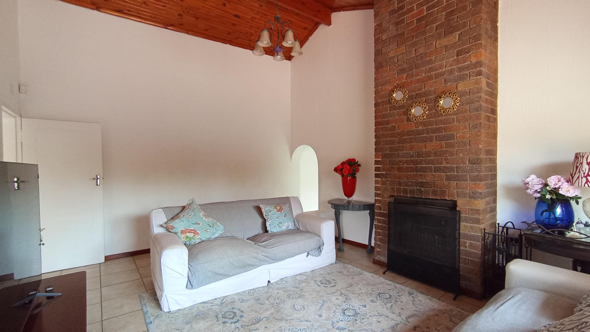 Lounges - 25 square meters of property in Sunninghill