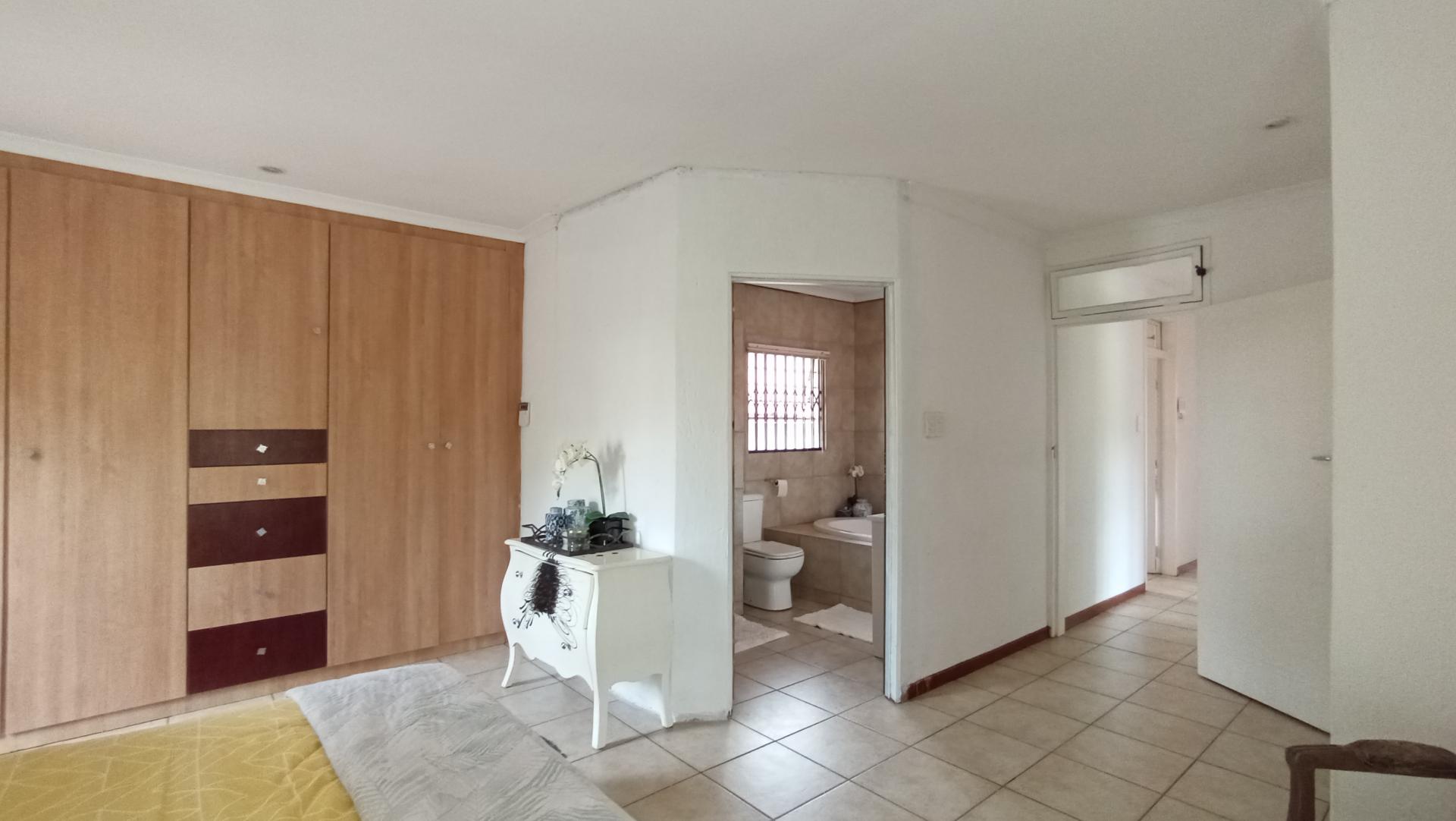 Main Bedroom - 20 square meters of property in Sunninghill