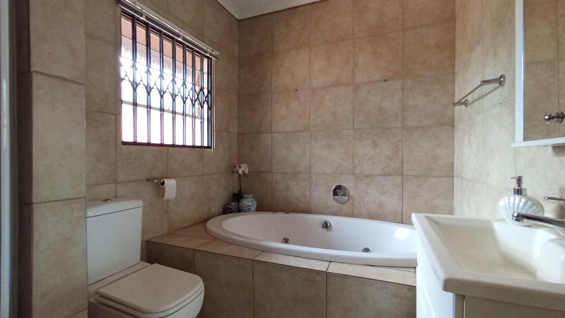Main Bathroom - 9 square meters of property in Sunninghill