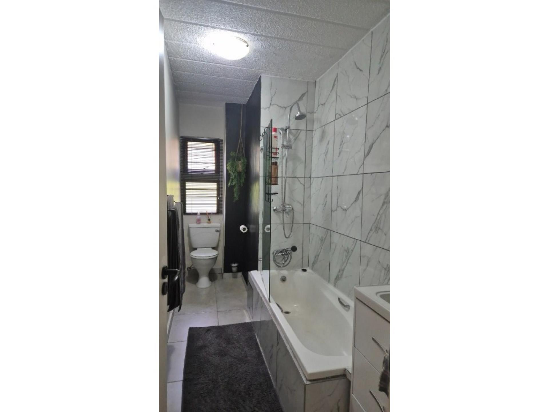  of property in Helderkruin