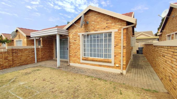 2 Bedroom Simplex for Sale For Sale in Heuwelsig Estate - MR693989