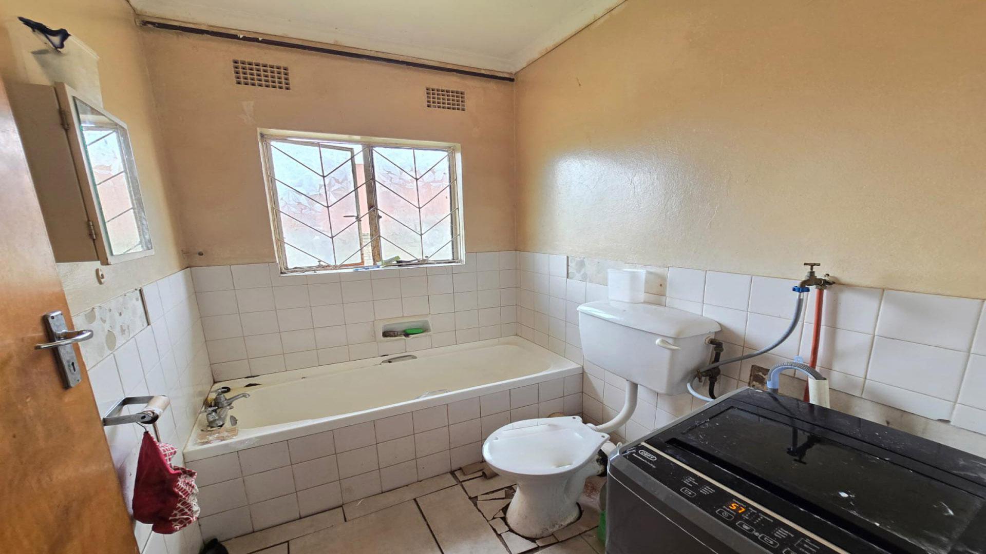 Bathroom 1 of property in Tyutyu North