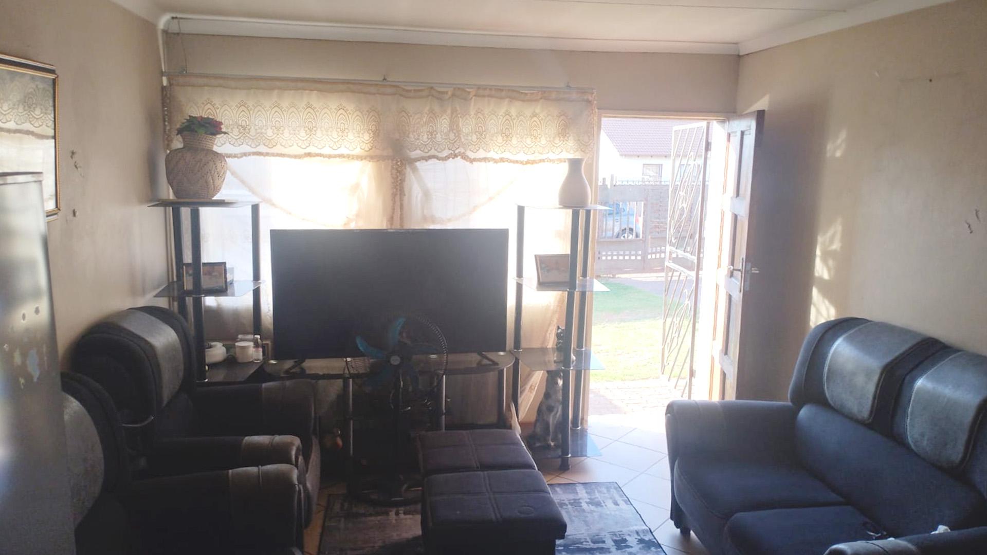 Lounges of property in Emalahleni (Witbank) 