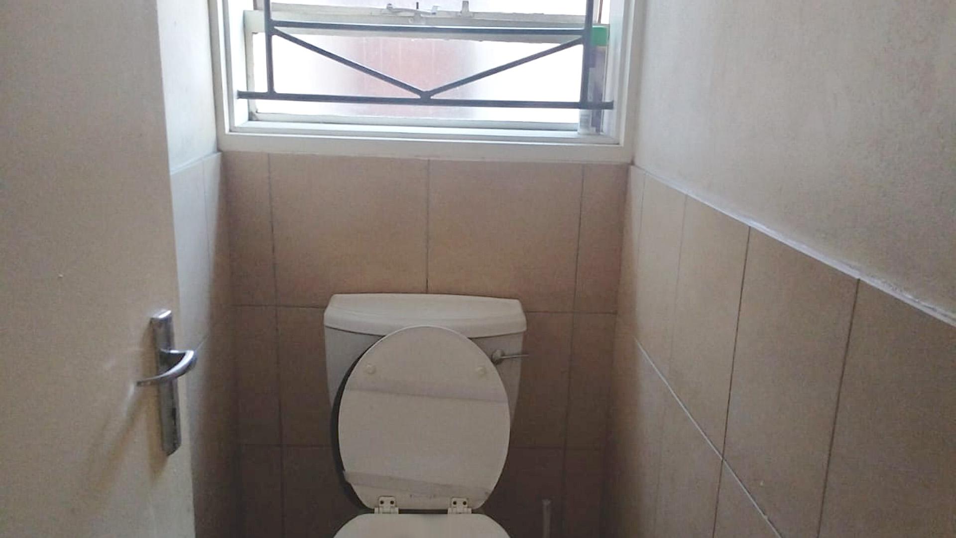 Bathroom 1 of property in Emalahleni (Witbank) 