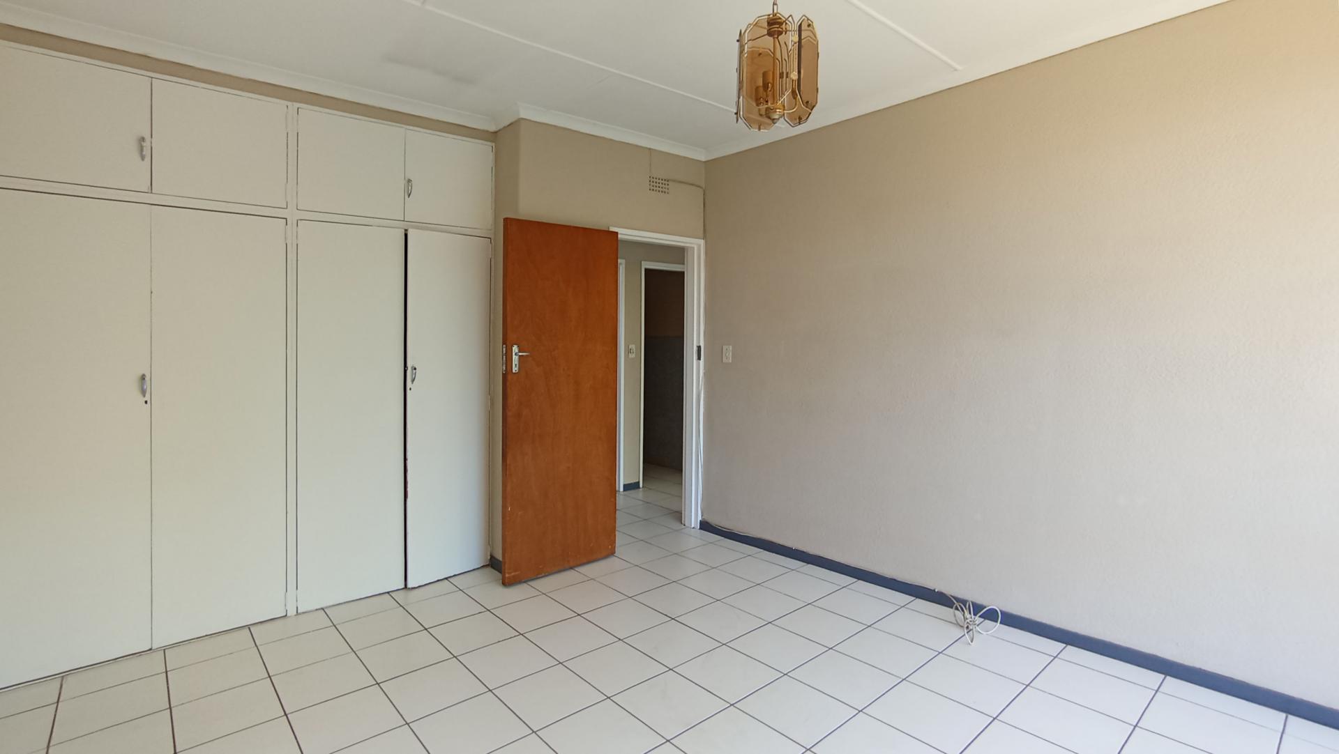 Bed Room 1 - 18 square meters of property in Lyndhurst