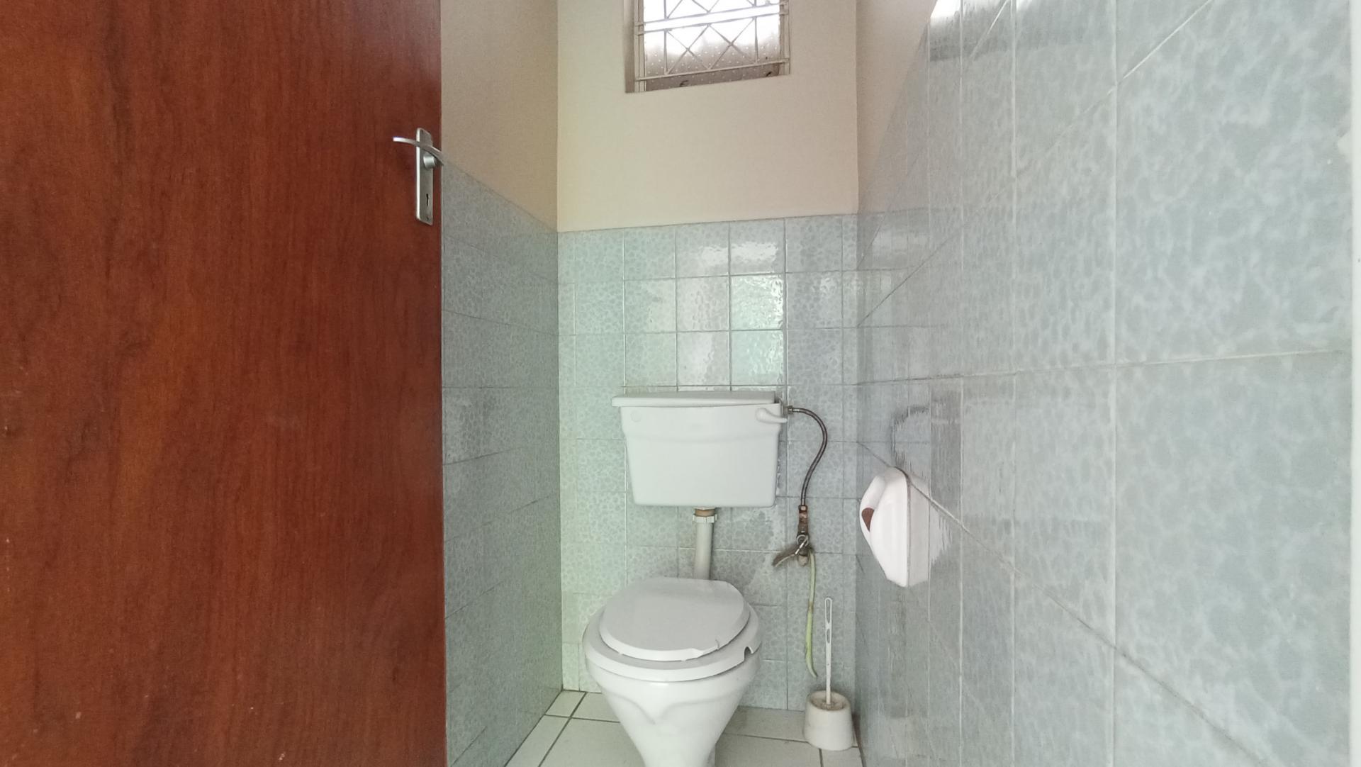Bathroom 1 - 2 square meters of property in Lyndhurst