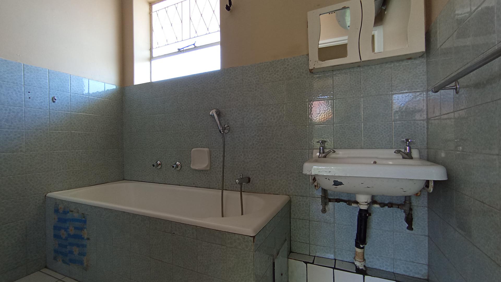 Bathroom 2 - 5 square meters of property in Lyndhurst