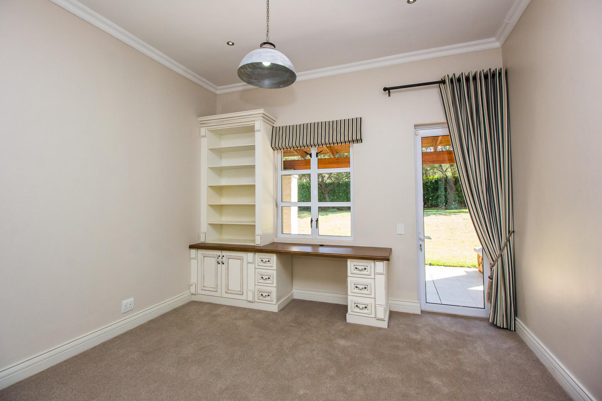  of property in Zwavelpoort