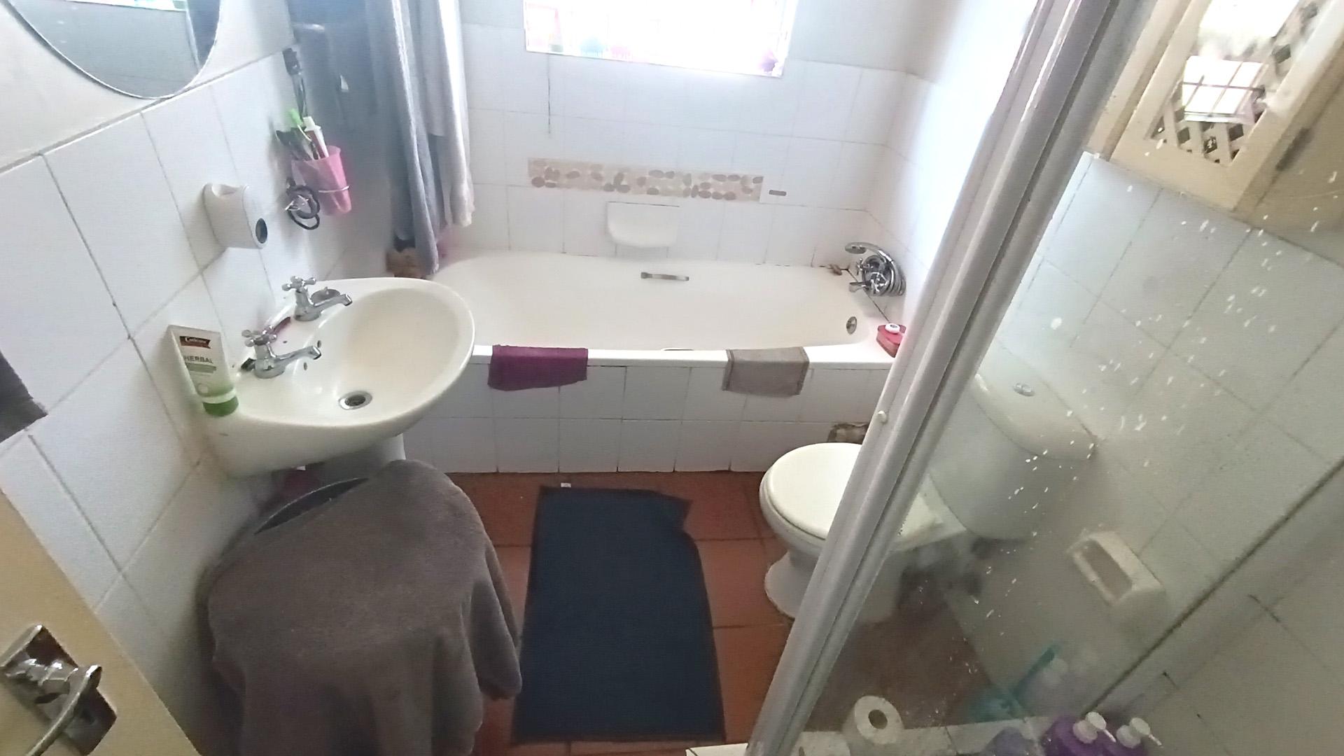 Main Bathroom - 5 square meters of property in Kuils River