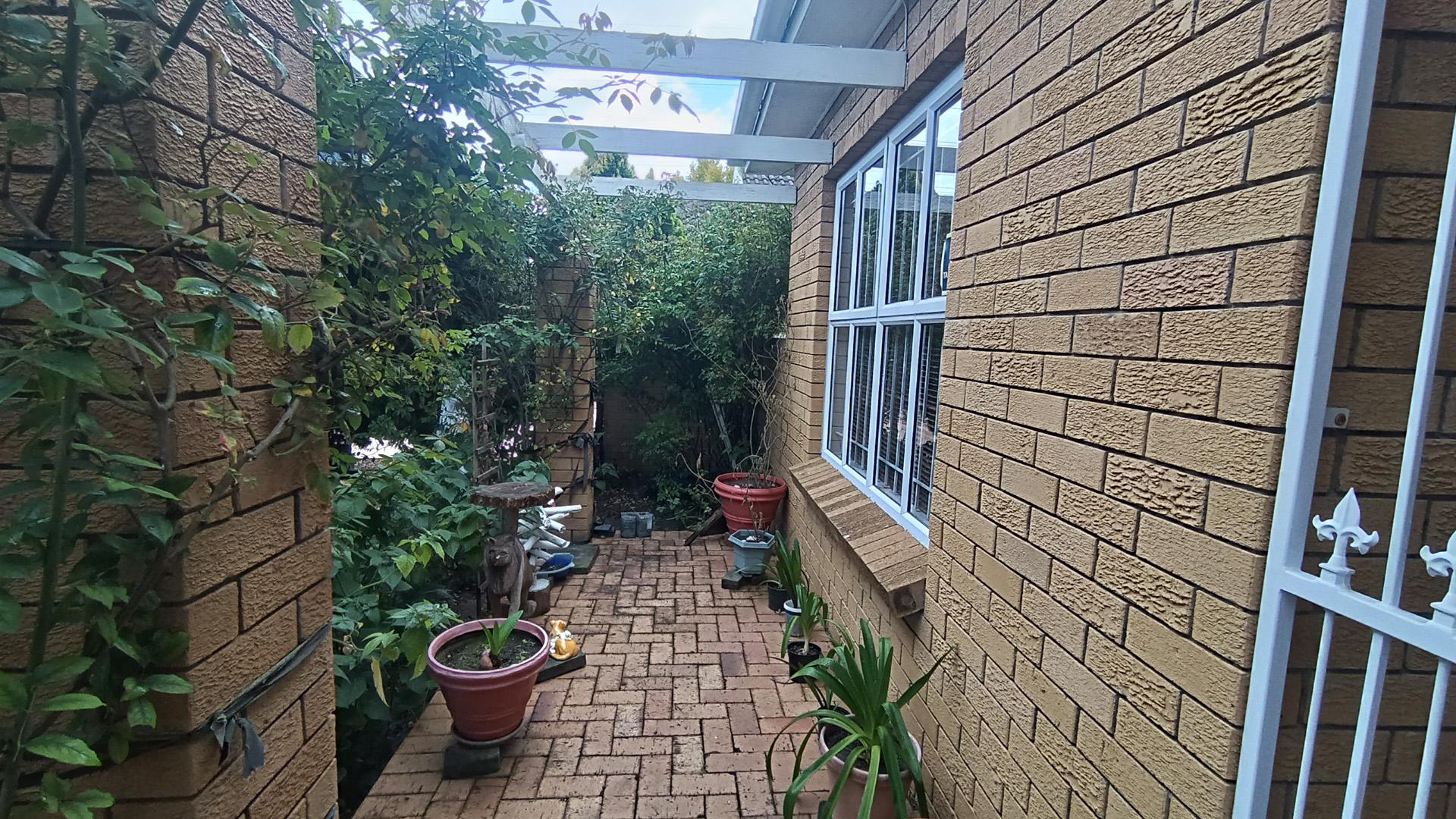 Patio - 10 square meters of property in Kuils River