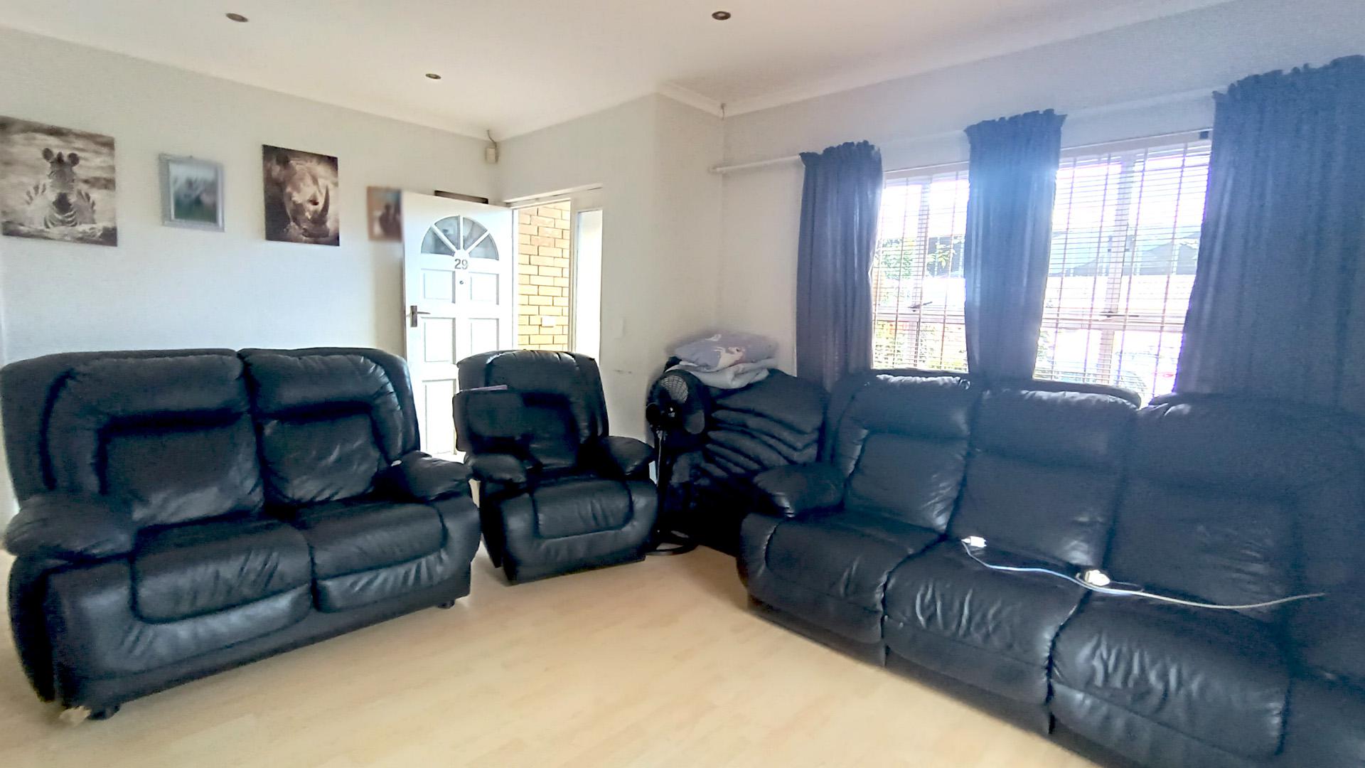 Lounges - 19 square meters of property in Kuils River