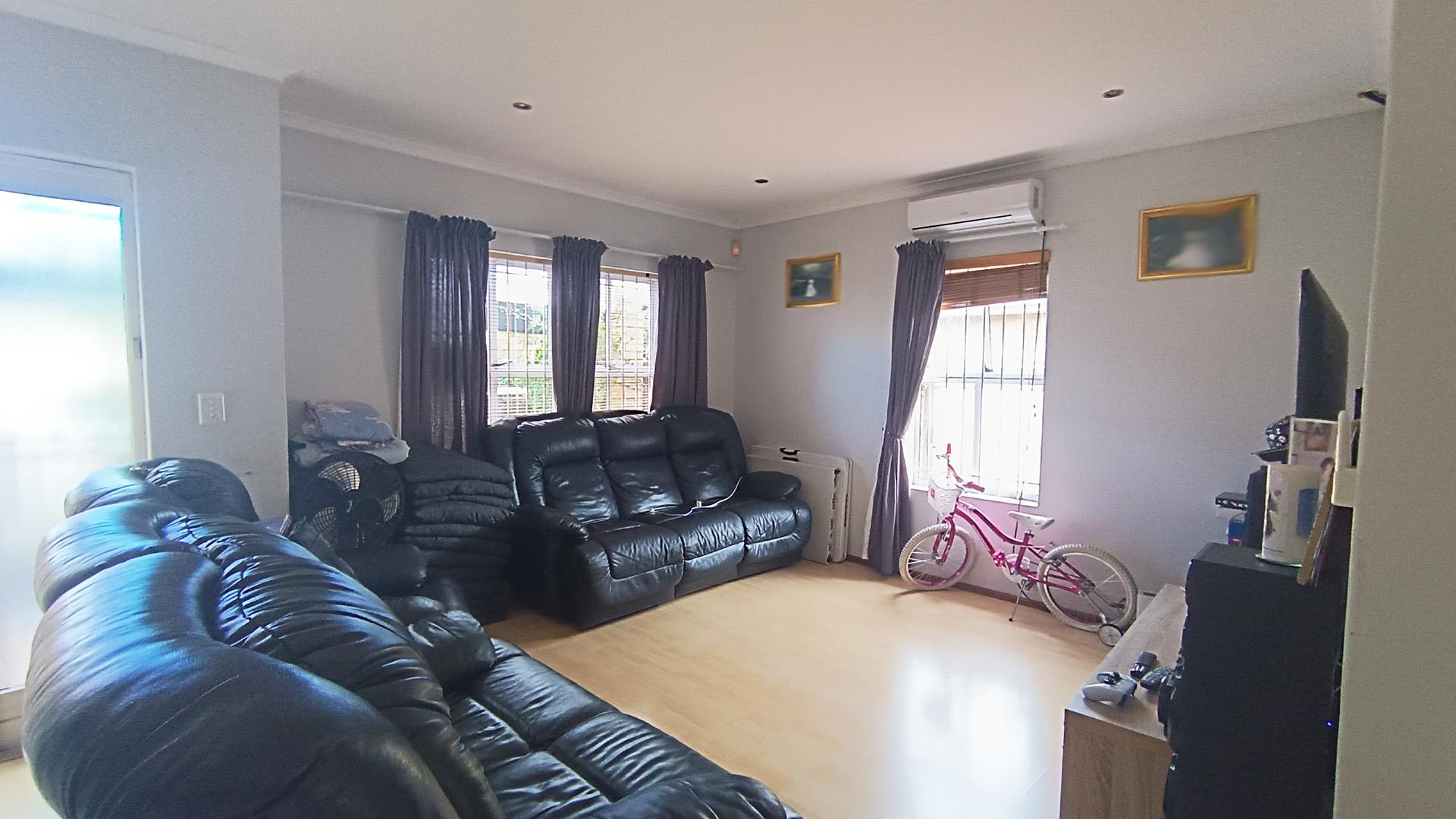 Lounges - 19 square meters of property in Kuils River