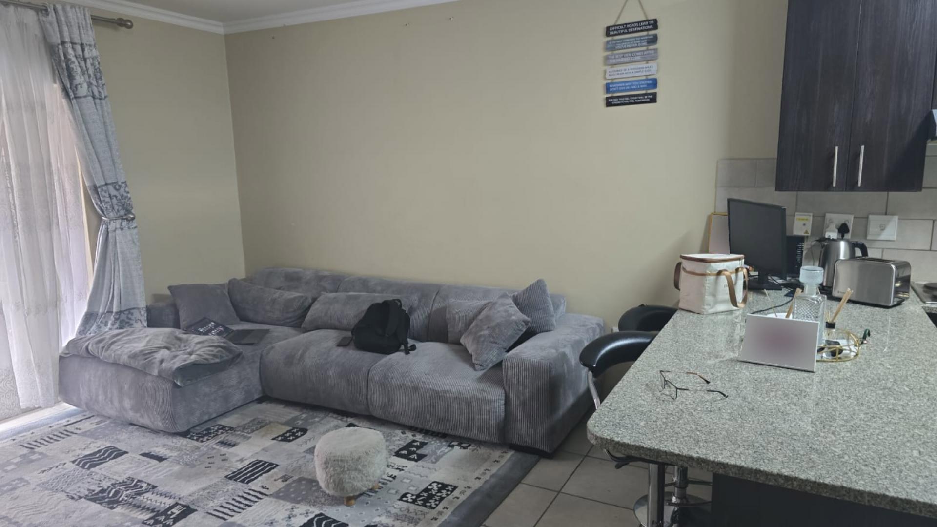 Lounges - 19 square meters of property in Midrand