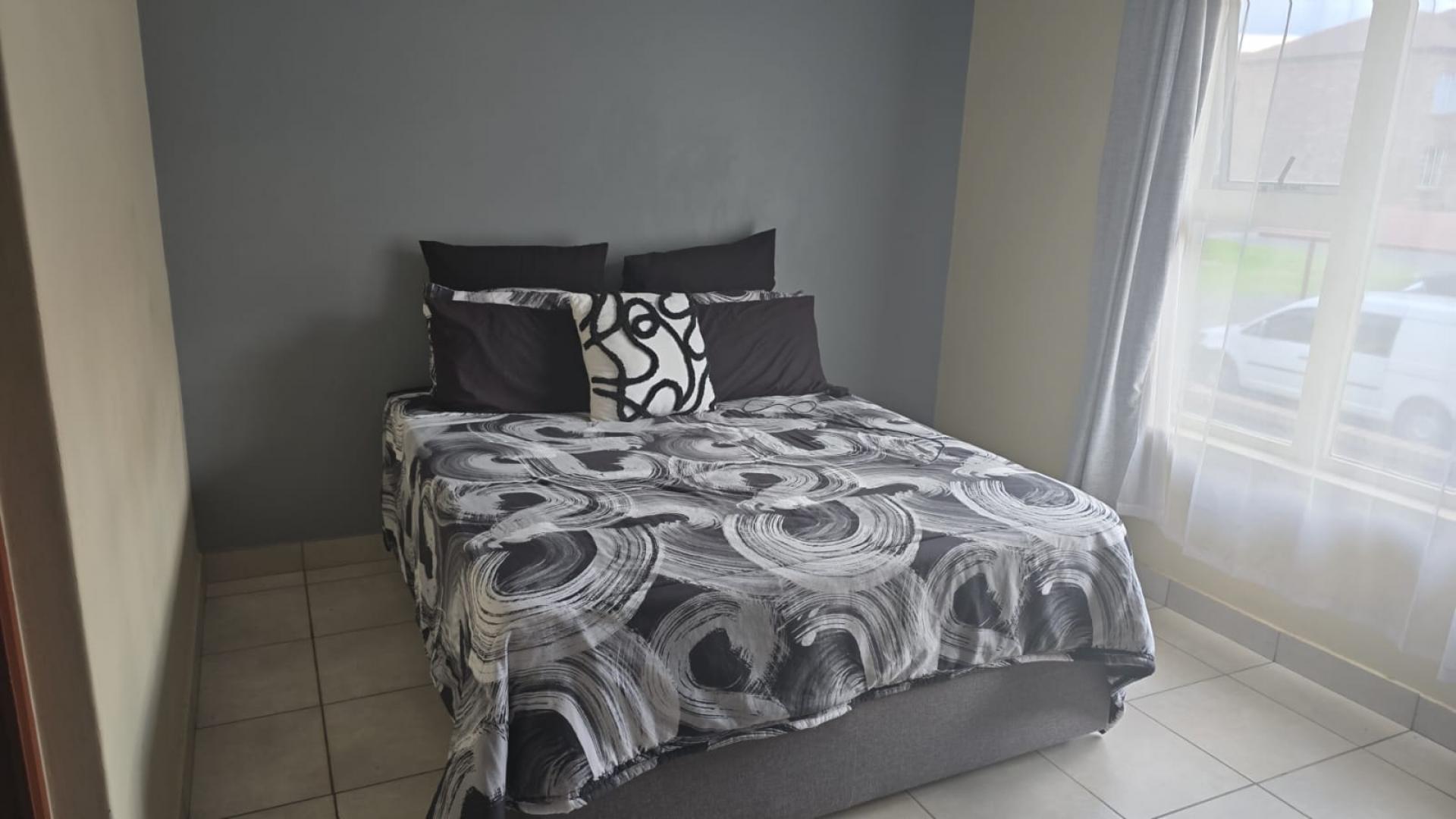 Bed Room 1 - 13 square meters of property in Midrand
