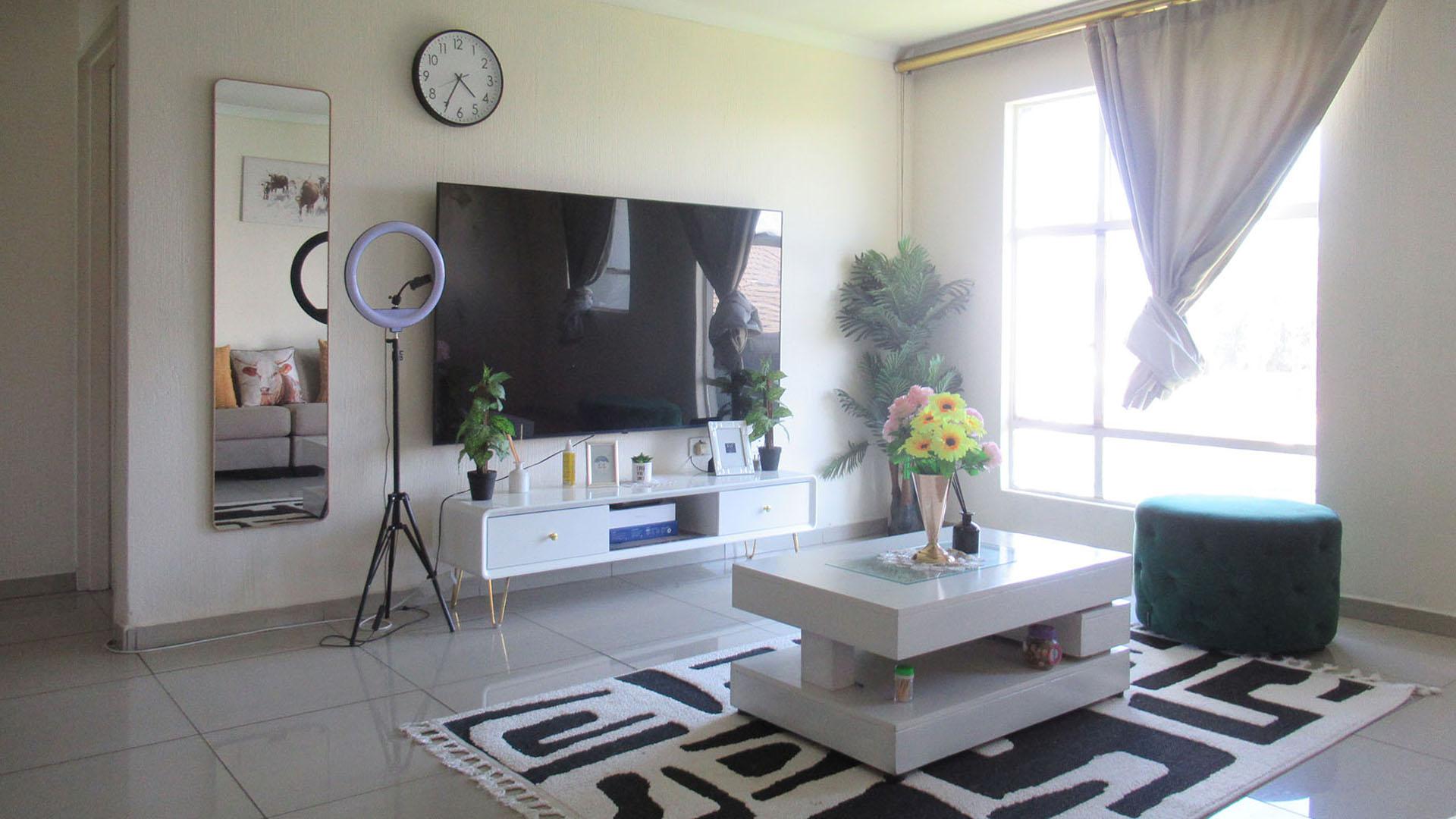 Lounges - 21 square meters of property in Bramley View