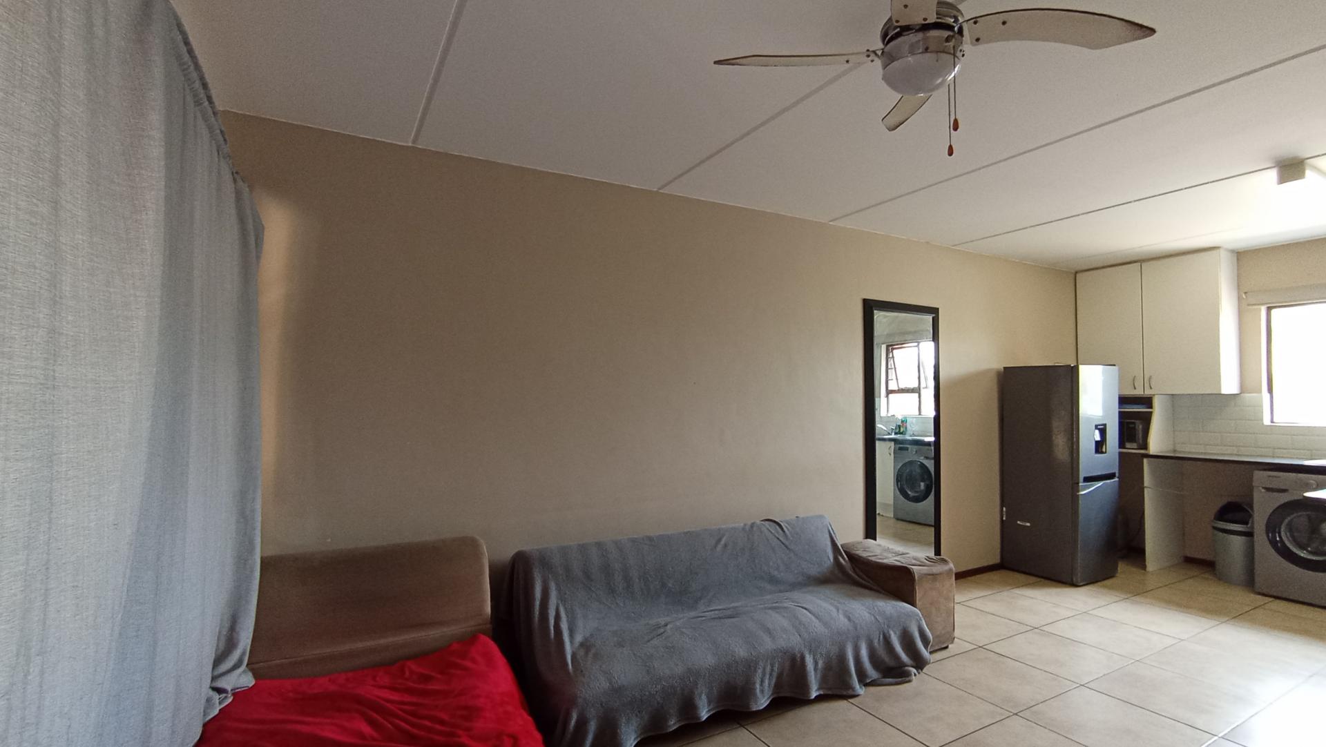 Lounges - 18 square meters of property in Buccleuch